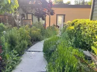 Modern Garden View Home w/ free parking, unique art & furniture: a Superhost 밀밸리 쇼핑센터 주변 호텔