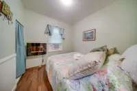 Kayaks, Cozy Cottage and Scenic Wine Tours - Charming Oasis Hotels in Austinburg
