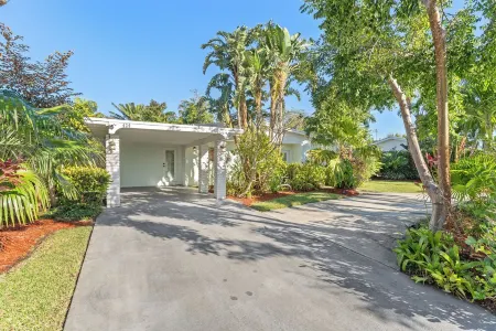 WALK TO THE BEACH! Charming 3-bedroom house in North Palm Beach with AC, WiFi