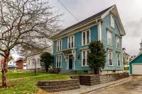 Ground-floor duplex with WiFi, gas fireplace, & W/D - walk to river and downtown Hotels in Winterport