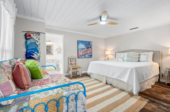 Spacious Deck and Chic Family Amenities - Stunning Gulf-View Retreat 多芬島酒店