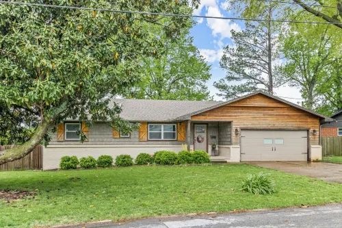 Stylish Outdoor Oasis with Pergola and Fire Pit - Chic Retreat