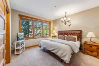 Cozy Loft and Shared Hot Tubs - Inviting Mountain Retreat