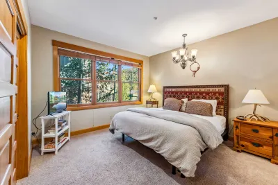 Cozy Loft and Shared Hot Tubs - Inviting Mountain Retreat Hotels in North Keystone