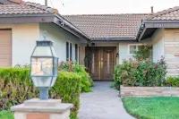 Spacious Retreat with Pool and Modern Aesthetic - Vibrant Charming
