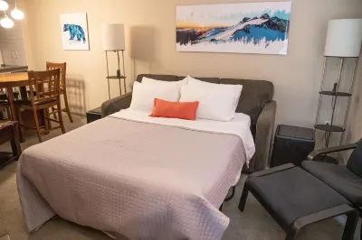 Spacious Living and Scenic Sundeck - Charming Modern Retreat