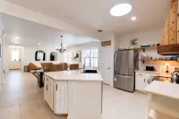 Spacious Open Floor Plan and Screened Patio Retreat - Charming Oasis