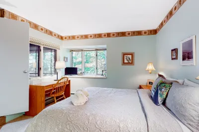 Condo with forest views, washer/dryer, fireplace, deck, & cable