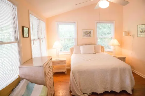 Classic Style Sullivan's Island house - Very Charming! 1 block to beach & walk to fabulous dining!
