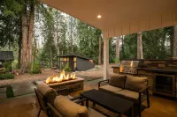 Enormous Covered Patio with Fire Table and Views - Stunning Retreat Hotels in Clackamas County
