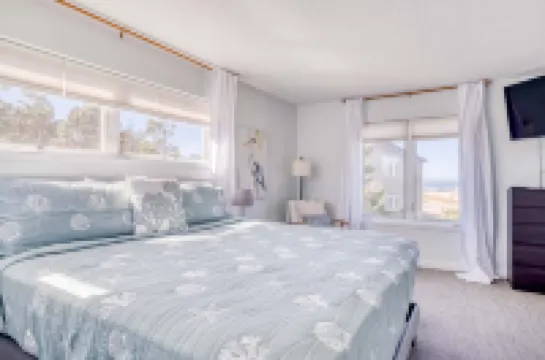 Cozy Beach House with Hot Tub and Arcade - Charming Ocean Retreat