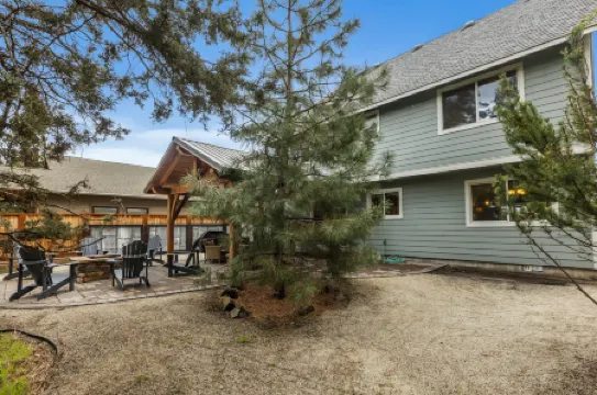 Charming Escape with Cozy Fireplace and Gourmet Kitchen - Inviting Retreat