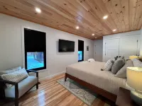 Private Waterfront with Hot Tub and Sauna - Luxurious Retreat Hotel di Fryeburg