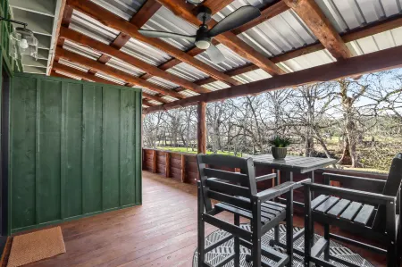 Charming Cowboy-Themed Suite with Creek Views - Elegant Escape