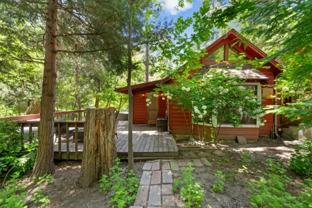 Tranquil Retreat with Hot Tub and Rustic Charm - Cozy Escape