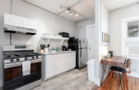 Charming Haven with Unique Design - Stylish Downtown Escape