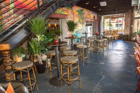 Prime Location with Fully-Equipped Kitchen - Chic Modern Retreat Отели рядом с достопримечательностью «Вангари Гарденс»