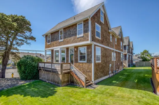 Cozy Gathering Space and Sparkling Amenities - Charming Seaside Haven