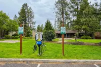Cozy mountain studio near skiing & town with fast WiFi, shared pools, & patio Hotels in Sunriver