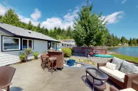 Waterfront home with 3 kayaks, pebbly beach & amazing Hood Canal view