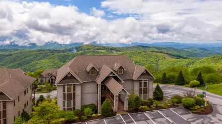 Gas Fireplace and Stunning Views - Gorgeous Mountain Retreat