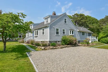 Stunning Beach House with Panoramic Views - Charming Coastal Retreat Отели в г. Harwich Port