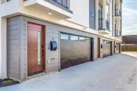 Private Backyard and Balconies on Each Level - Modern Cozy Haven Hotels in 