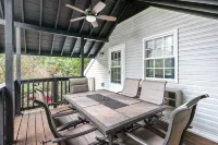 Game Room and Outdoor Fire Pit - Spacious Delightful Haven Hotel di Clarksville