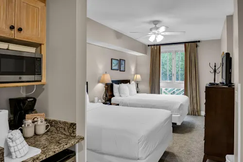 Steps to Vibrant Baytowne Wharf Amenities - Inviting Coastal Retreat Hoteles en Miramar Beach
