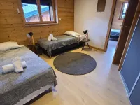 Chalet 15 Persons les Gets Ski Resort 6/8 Bedrooms with Private Bathroom Jacuzzi レ・ジェのホテル