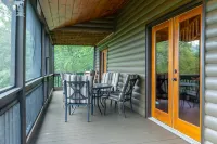 Mountain View and Game Room - Charming Secluded Retreat