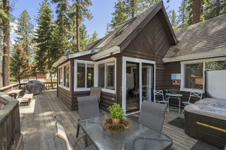 Cozy Cabin with Hot Tub and Stunning Views - Inviting Mountain Retreat Отели рядом с достопримечательностью «Государственная зона отдыха Кингс Бич»