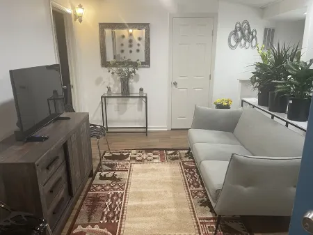 Lovely Cozy 2 Bedroom Apartment