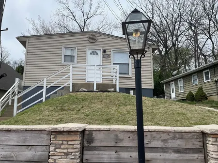 Spacious Cottage on Main st- Near Downtown
