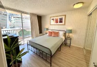 Private Lanai and Full Kitchen in Waikiki Oasis - Charming Retreat