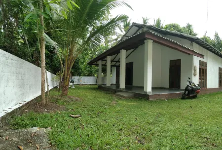 ISORA TRANSIT VILLA Отели в г. Miriswatte