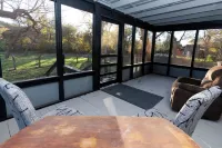 Cozy Cabin on the Creek with WiFi and AC in Delightful Belton