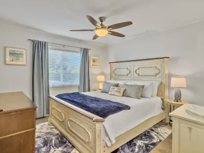 Newly Renovated | 2 BR Condo w Pool | Steps to Beach w Pier Access | Deja Blue 아일오브팜 호텔