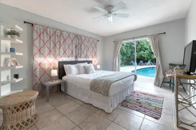 Large Pool, Outdoor Dining and Fire Pit - Charming Tropical Oasis Hotels near Lake Worth Beach