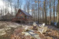 Large Deck, Fire Pit and Modern Amenities - Cozy Tranquil Retreat