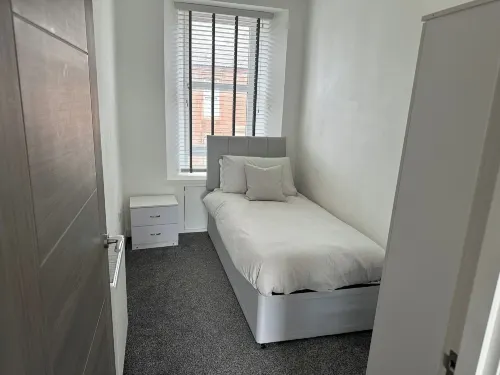 Central 3-Bed Seaside Apartment - Sleeps 5 - Homestays