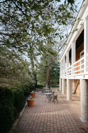 The Crossroads Inn Отели в г. Крозет