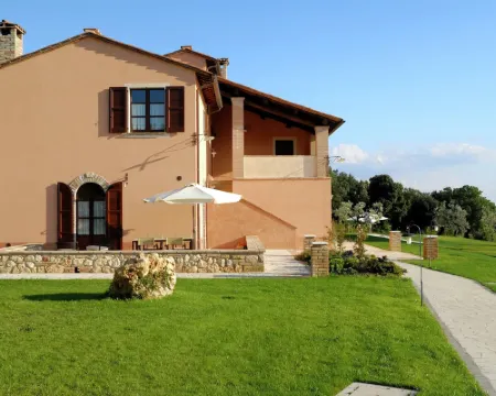 Luxury, Modern Apartment with Pool and Stunning Views 納爾尼酒店