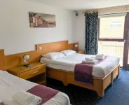 The Beach Motel Hotel a Llanfair-yn-Neubwll