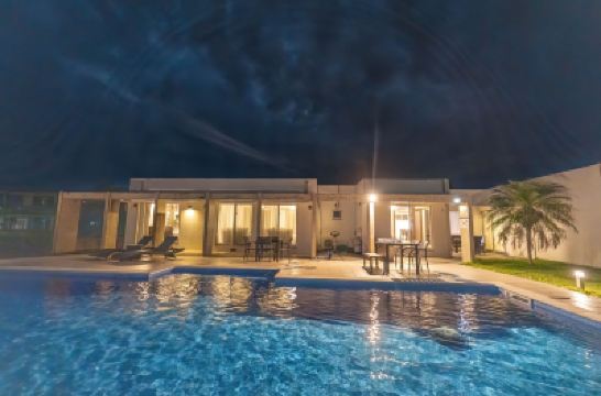 屋外プール LEO癒RESORT砂山の写真