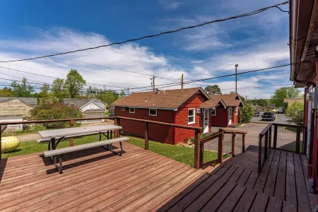 Vacation UniquEly home in town, with patio Отели в г. Или