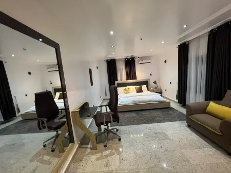 De Loccville Place Отели рядом с достопримечательностью «Ejimax Store»