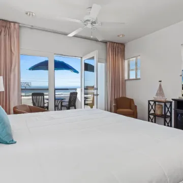 Beach House Inn & Suites