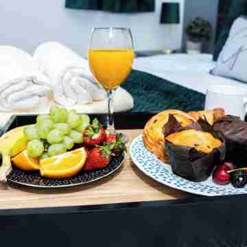 Stunning 3Bedroom Home Ideal for Long & Short Stay Dining/Meeting Rooms