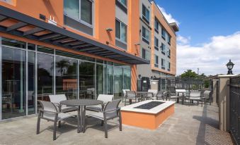 Holiday Inn Express & Suites Hawaiian Gardens
